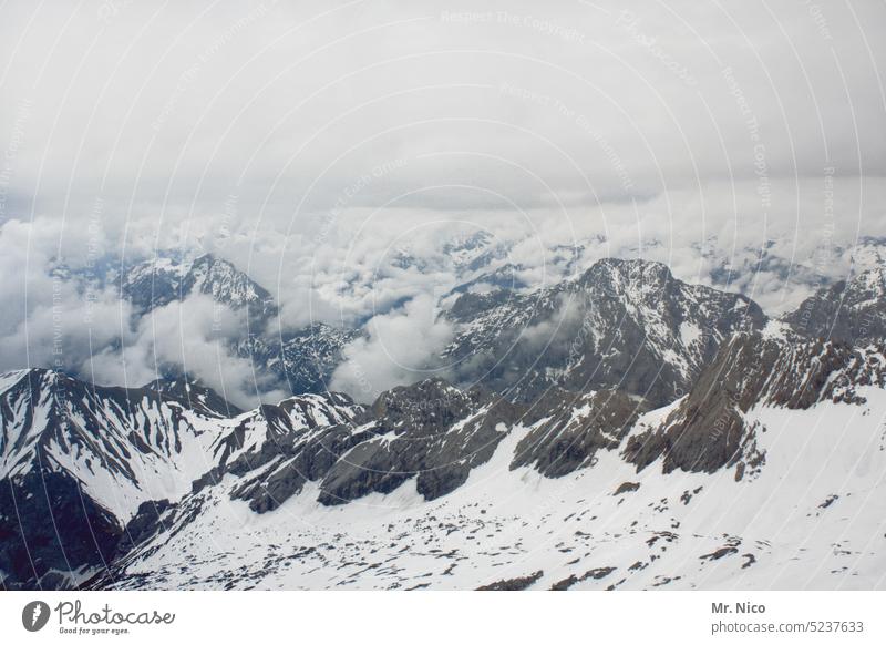Wolkenband Alpen Berge u. Gebirge Schnee Winter Landschaft Gipfel Schneebedeckte Gipfel Natur Himmel kalt Panorama (Aussicht) Umwelt Ferne trübes Wetter