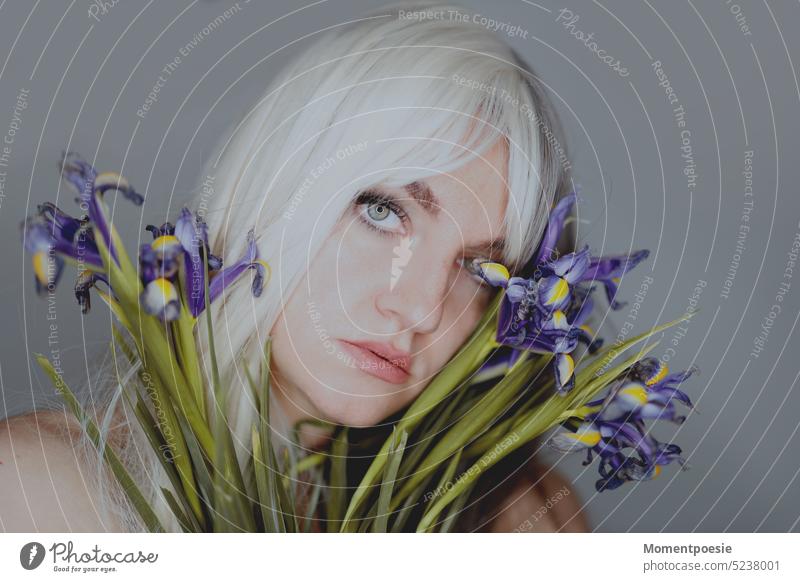 Frau mit Frühlingsblumen Blume Portrait schön blühen lila Blumen Blüte blond weißhaarig violett Model natürlich Frühlingsgefühl Porträt jung weiblich Mensch