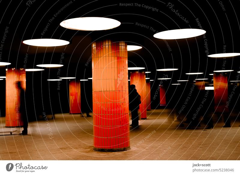Im Untergrund eine Unterführung aus den 70er Jahren Architektur Säule Fliesen u. Kacheln Orange Wege & Pfade unterirdisch Beleuchtung orange Durchgang Design