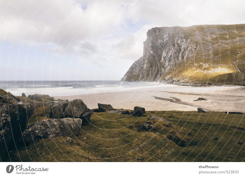 Kvalvika Bay Norway Norwegen Ferien & Urlaub & Reisen Reisefotografie Strand Bucht Meer Berge u. Gebirge Felsen Brandung Wellen Küste Seeufer Nordeuropa