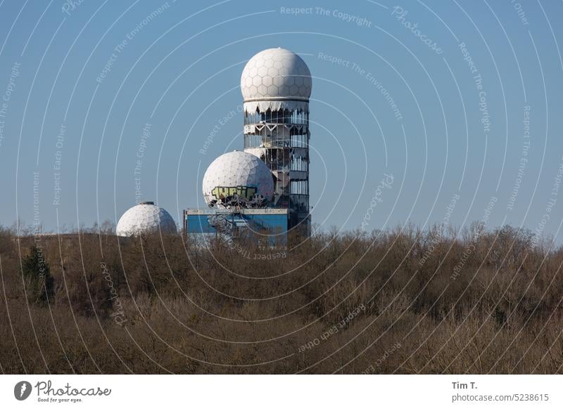 Reste der Abhöranlage auf dem Teufelsberg teufelsberg Ruine army Berlin Außenaufnahme Menschenleer Himmel Sonnenlicht Farbfoto Hauptstadt Bauwerk Architektur