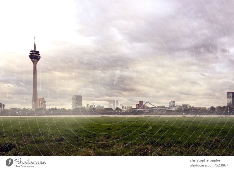 Düsseldorf - Medienhafen Architektur Wolken Gewitterwolken Wetter Sturm Deutschland Stadt Stadtzentrum Stadtrand Skyline Menschenleer Turm Sehenswürdigkeit