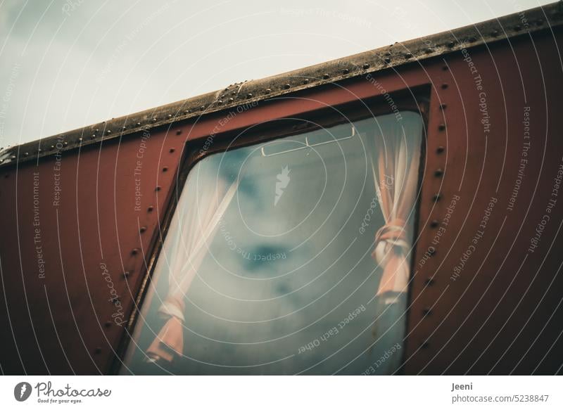 Eine Reise mit der Bahn Fensterscheibe Gardine retro Nostalgie nostalgisch Vorhang Eisenbahn reisen Gedeckte Farben Bahnfahren Waggon alt Vergangenheit