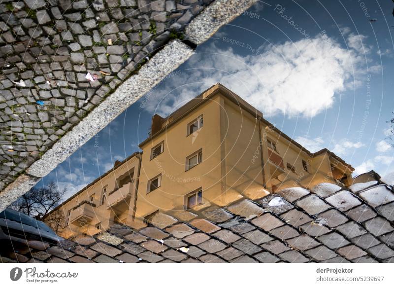 Ein Spiegelbild eines Hauses in einer Pfütze in Neukölln Luftaufnahme Menschenleer Textfreiraum Mitte Strukturen & Formen Textfreiraum oben Muster abstrakt