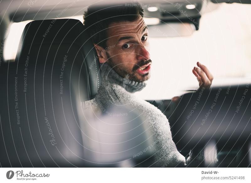 Wütender Mann Blick fluchend beim Autofahren nach hinten wütend PKW Agression Selbstbeherrschung Straßenverkehr schreien gestikulieren