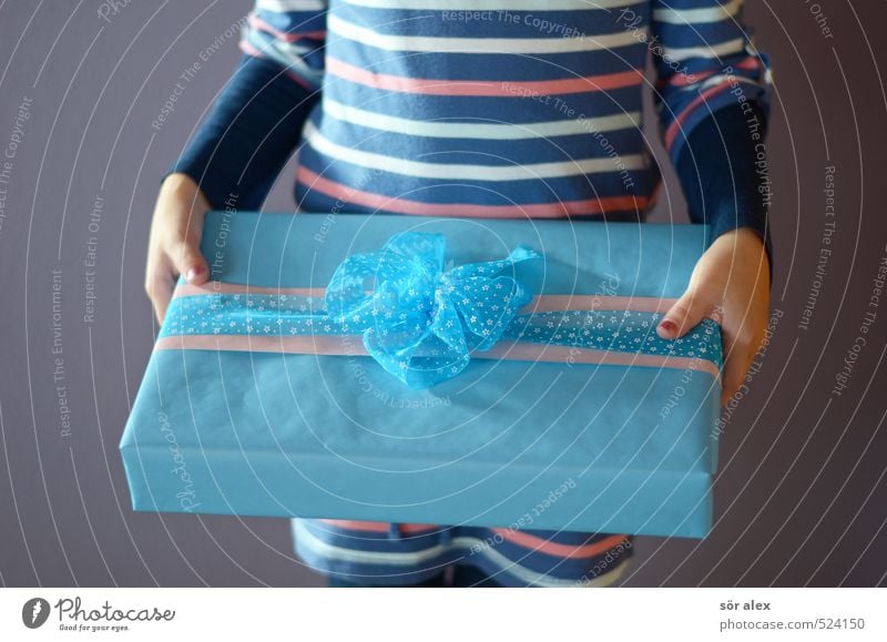 ein Zweites Feste & Feiern Geburtstag Einschulung feminin Mädchen Kindheit Oberkörper Hand 1 Mensch Geschenk Geschenkpapier Geschenkband festhalten blau Glück