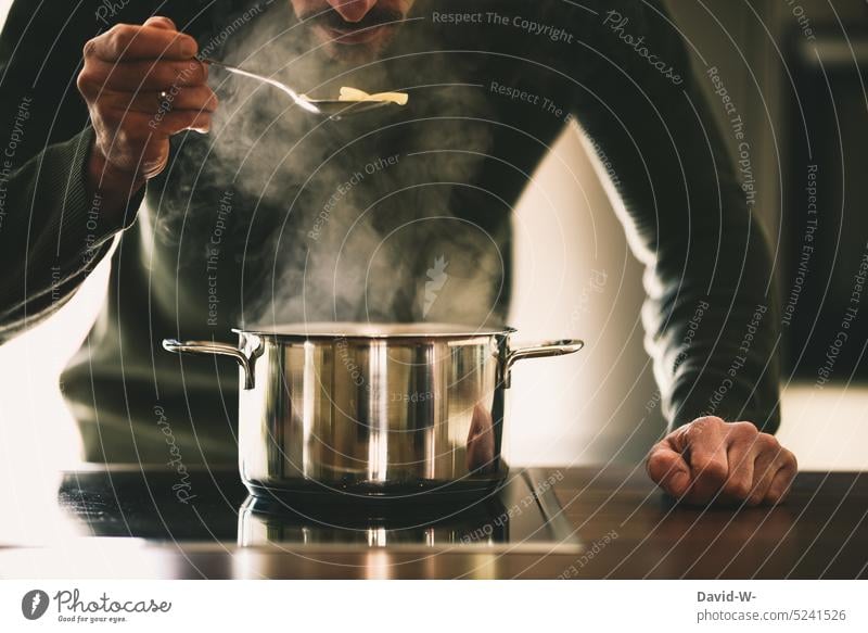 Mann kocht Nudeln kochen Essen zubereiten Kochtopf Ernährung Kohlenhydrate Küche lecker Dampf heiß strom Energie