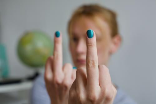 Fuck you. Und zwar sowas von. | Junge Frau hält zwei gestreckte Mittelfinger mit grün lackierten Fingernägeln in die Kamera. fuck you Wut Ärger Stinkefinger