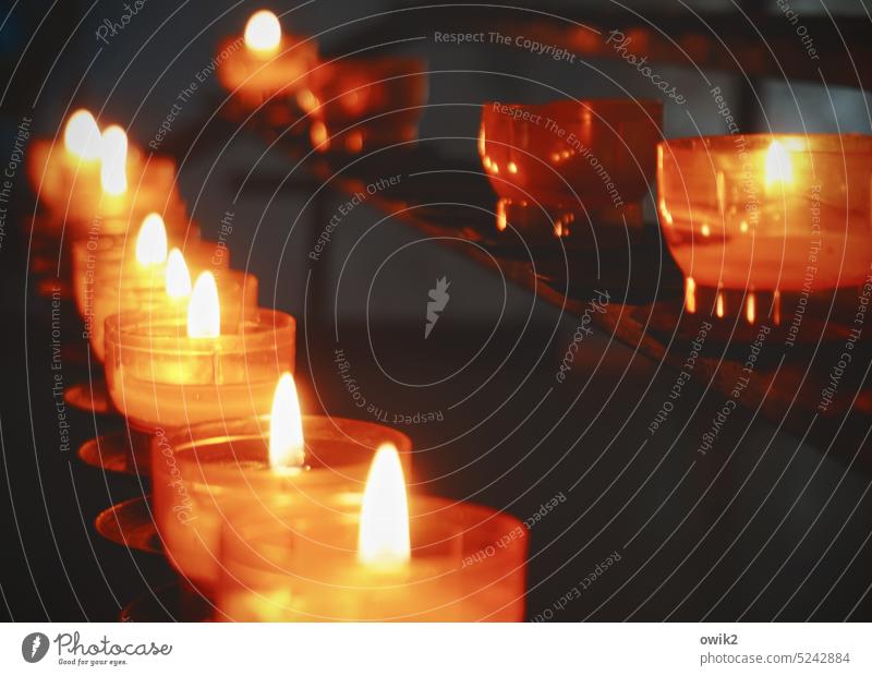 Besinnung Kerzenschein viele leuchten Flamme Kerzenstimmung Innenaufnahme Flackern Schwache Tiefenschärfe Kontrast Licht Menschenleer Farbfoto Warmes Licht