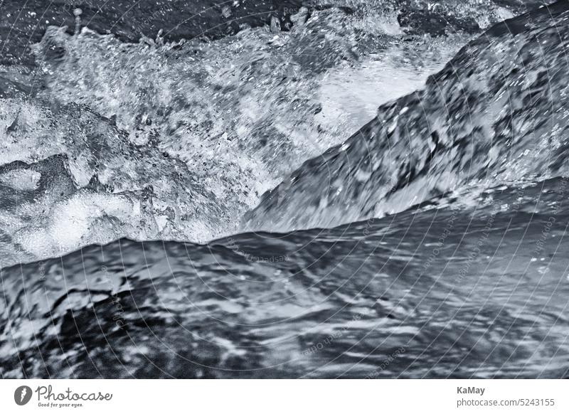 Abstrakte Nahaufnahme des Wassers und der Wellen eines Flusses in schwarz-weiß abstrakt Bach Struktur fließen Strömung Bewegung Makro Strudel Energie Kraft