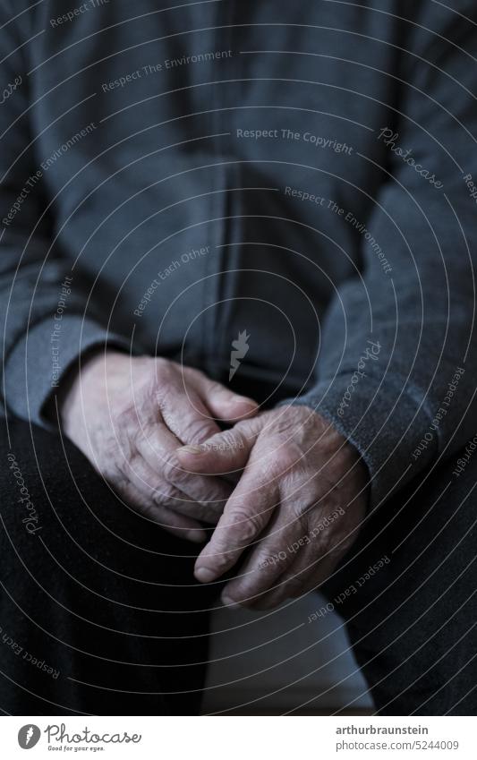 Alte Hände eines alten Mannes sitzt auf Bett im Altenwohnheim hände mann Nahaufnahme Finger Mensch Senior faltig Erwachsene Haut Menschen Detailaufnahme Pflege