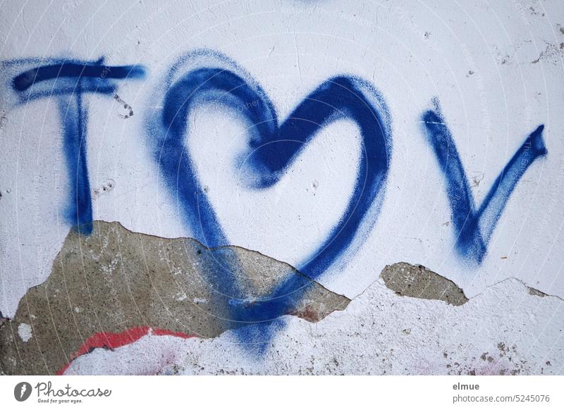 blaues Herz mit blauen Buchstaben T und V an einer abblätternden Hauswand /Graffiti Liebe Liebsbeweis Verliebtheit Blog Liebeserklärung Gefühle Liebesgruß