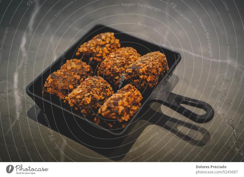 Gebratene Hühnerfrikadellen in einem schwarzen Teller auf einem Marmorhintergrund Asien asiatisch asiatische Lebensmittel Hintergrund braun Hähnchen