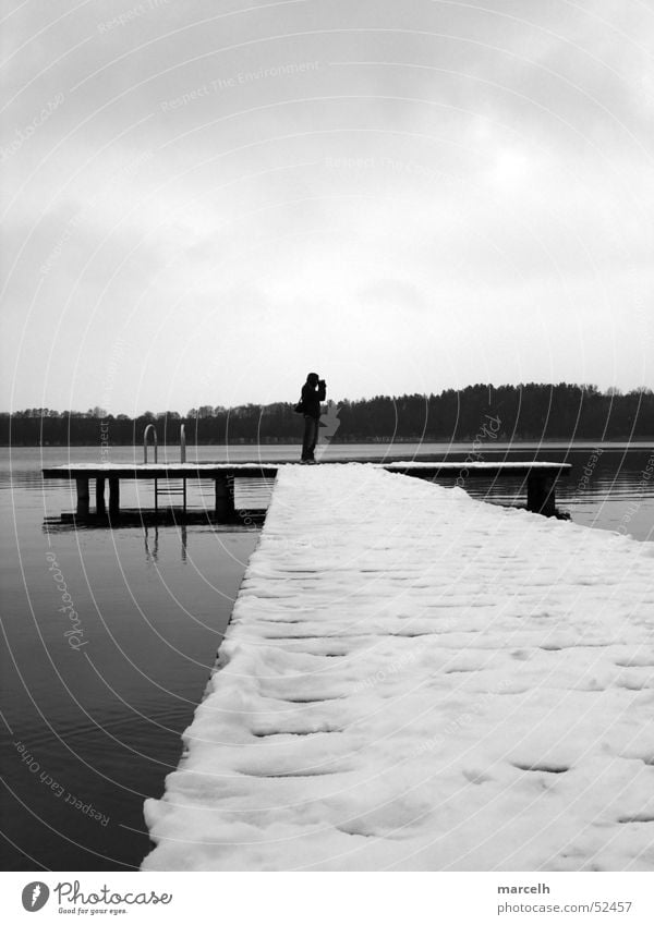 zum Baden zu kalt See Steg Holz Winter Mann grau Wasser Schnee