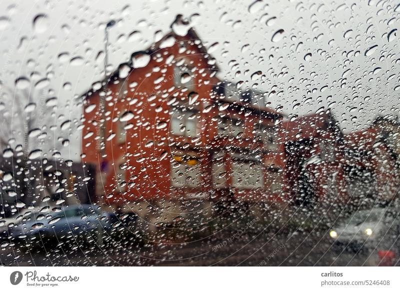 Blick aus dem regennassen Autofenster - ein lizenzfreies Stock Foto von  Photocase