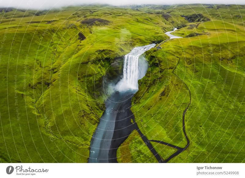 Drohnenansicht des Skogafoss-Wasserfalls in Island, einer der berühmtesten Touristenattraktionen und Wahrzeichen Landschaft Antenne Ansicht schön Süden Natur