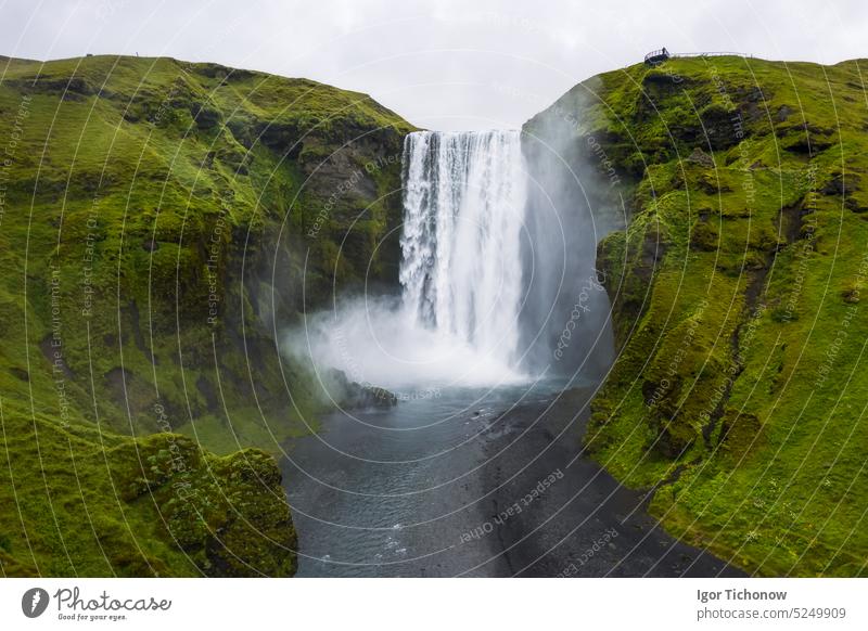 Drohnenansicht des Skogafoss-Wasserfalls in Island, einer der berühmtesten Touristenattraktionen und Wahrzeichen Landschaft Antenne Ansicht schön Süden Natur
