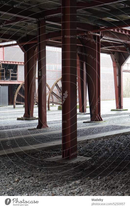 Stützpfeiler aus rostigem Stahl in einem Innenhof am Schacht XII der Zeche Zollverein in Essen im Ruhrgebiet in Nordrhein-Westfalen in Deutschland Pfeiler
