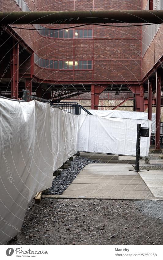 Mit weißen Tüchern kunstvoll verhangener Bauzaun am Schacht XII der Zeche Zollverein in Essen im Ruhrgebiet in Nordrhein-Westfalen  in Deutschland Baustelle
