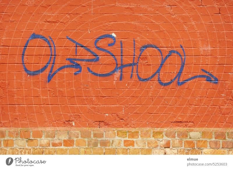 OLDSHOOL steht in blau an einer roten Ziegelwand oldshool oldschool englisch alte Schule klassisch nostalgisch Blog veraltet Graffiti wie früher altbewährt