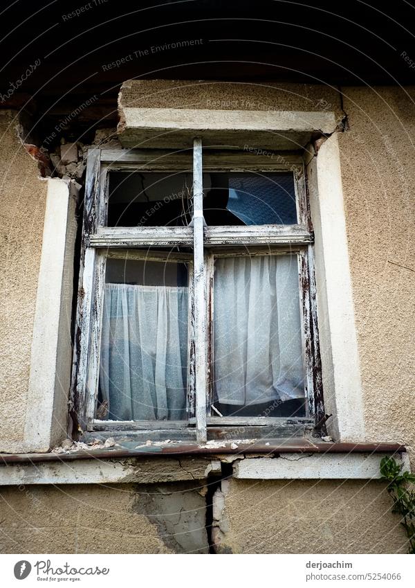 Ein altes Fenster von außen,  daß schon etwas in die Jahre gekommen ist. Gebäude Einsamkeit verfallen Farbe Putz Traurigkeit kaputt schäbig Haus gruselig