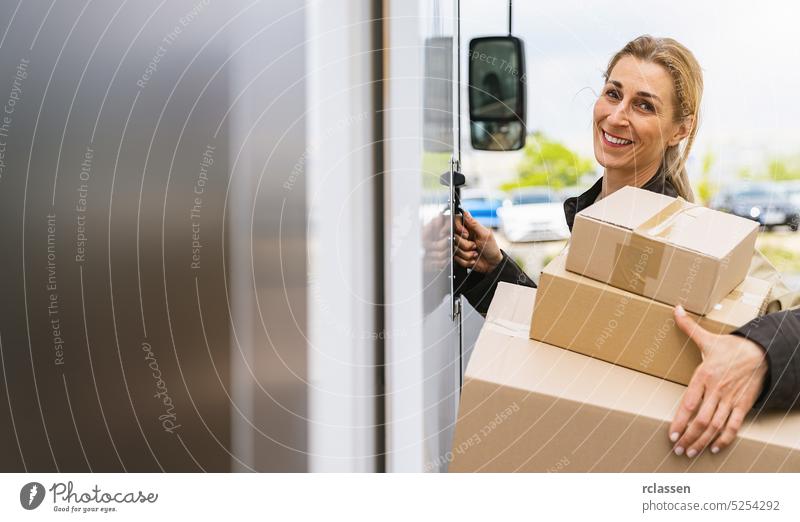 lächelnde Zustellerin, die Pakete vor einem Lieferwagen hält, um sie an einen Kunden auszuliefern, mit Textfeld für individuellen Text greifen Barcode-Scanner