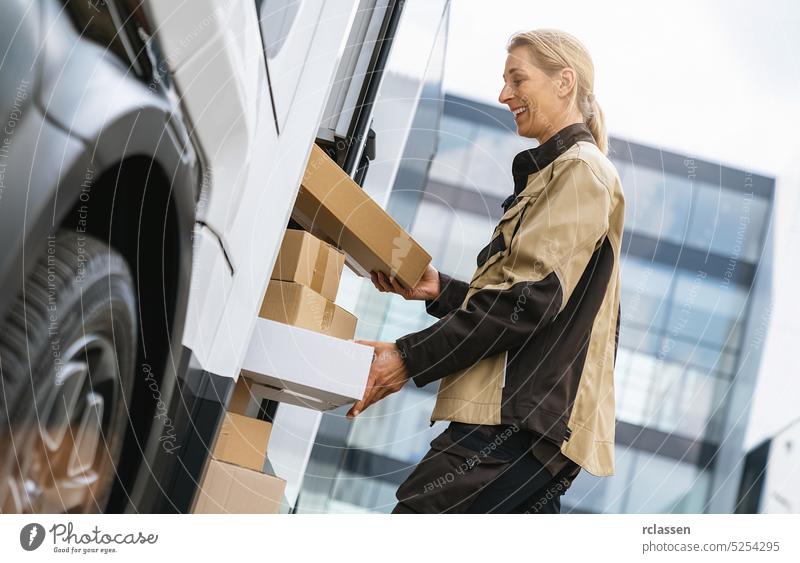 weiblicher Zusteller, der Pakete aus einem Lieferwagen nimmt, um sie an einen Kunden zu liefern. Kurier Lieferung Konzept Bild greifen Barcode-Scanner
