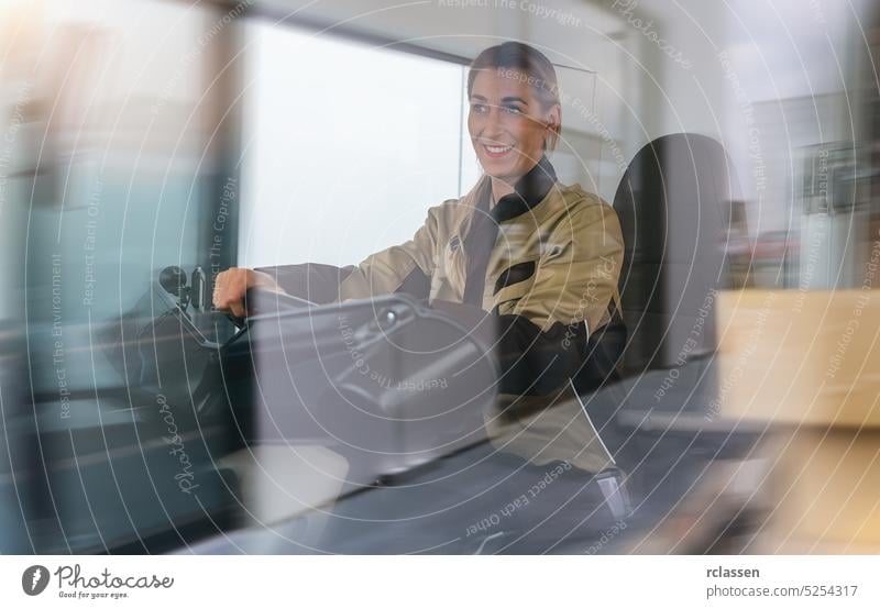 Lächelnde Kurierfrau im Auto sitzend als Fahrer mit Bewegungsunschärfe Geschwindigkeit Güterverkehr & Logistik Transport Lagerhaltung Lastwagen Versand