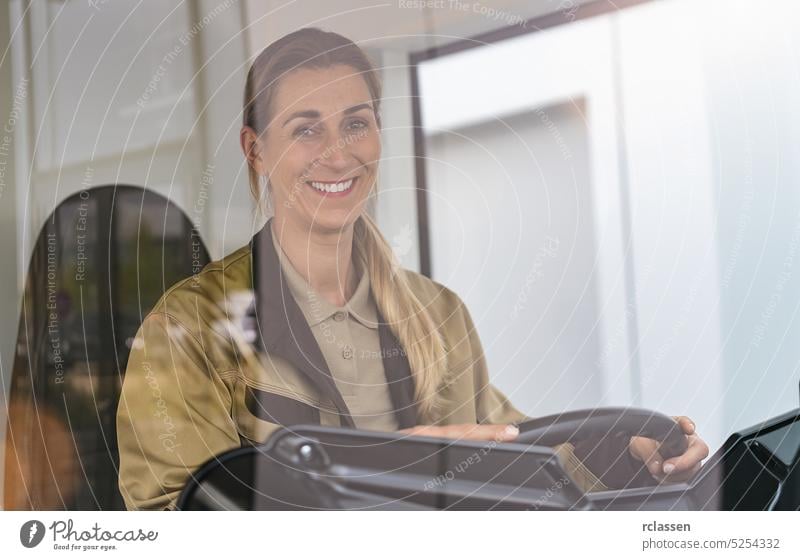 glückliche Kurierfahrerin, die einen Lieferwagen in der Stadt fährt Lenkrad Geschwindigkeit Güterverkehr & Logistik Transport Lagerhaltung Fahrer Lastwagen