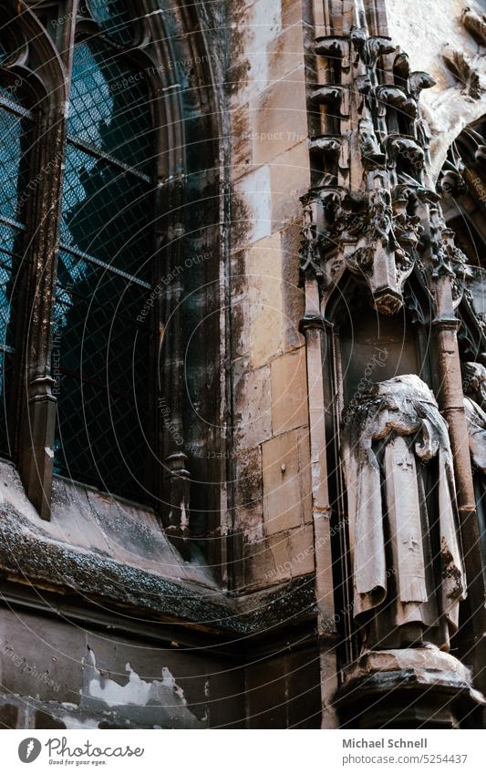 Kopf ab! (Entweihte, verfallene katholische Kirche in Amiens: St. Germain) heiliger Religion & Glaube Christentum Verfall verfallenes Gebäude verfallene Kirche