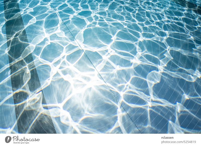 Blau gerissenes Wasser im Schwimmbad Pool schwimmen Textur Hintergrund Oberfläche Licht winken Reflexion & Spiegelung MEER unter Wasser blau hell Muster