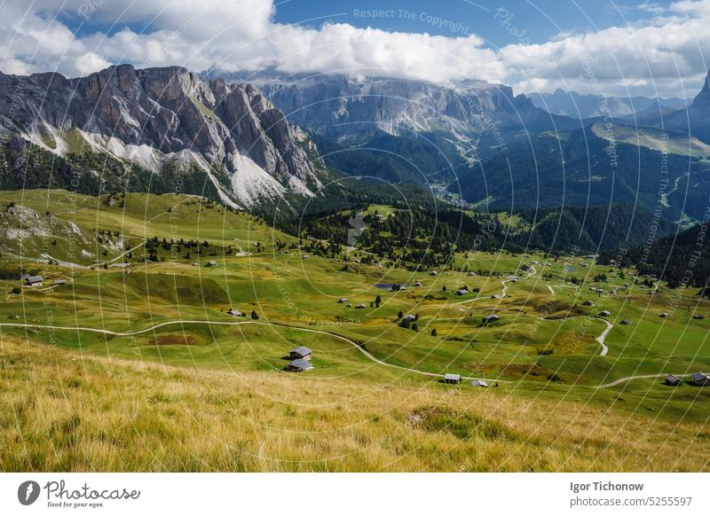 Wanderweg und epische Landschaft der Seceda-Spitze in den Dolomiten, Geislergruppe, Südtirol, Italien, Europa Alpen Gipfel Berge u. Gebirge Ambitus odle