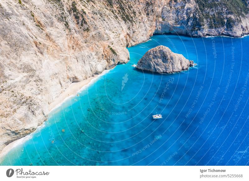 Luftaufnahmen des berühmten Touristenortes Paradiesstrand in Lefkada, Griechenland. Luxus-Yacht Boot in Porto Katsiki legendären Klippen und Blick auf atemberaubende Meer Landschaften