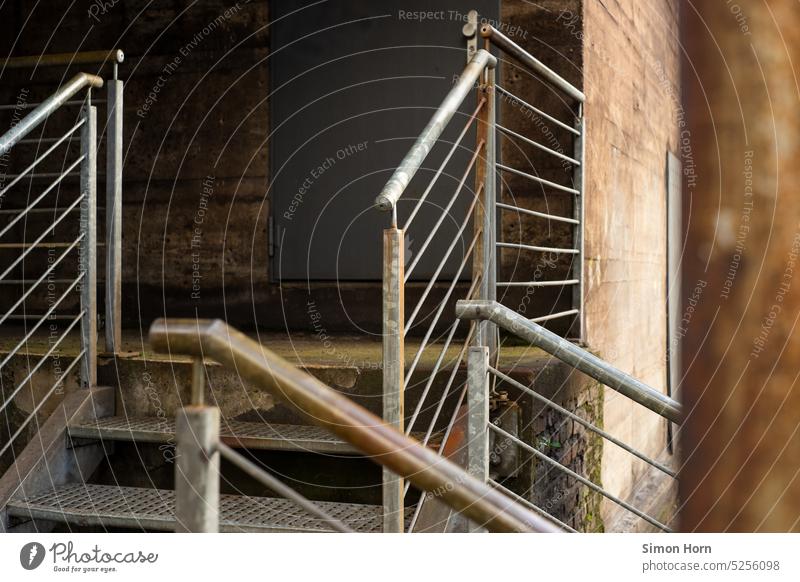 Geländer vor dunkelm Hintergrund Handlauf Treppengeländer aufwärts Strukturen & Formen verwinkelt durcheinander Labyrinth Stufen abstrakt Architektur Hilfe