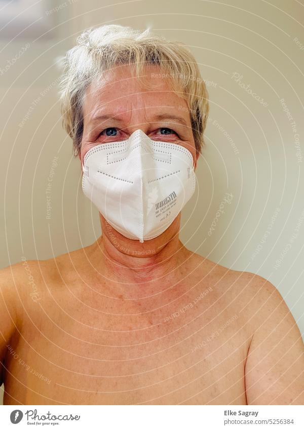 Frau mit Maske - der Rest ist Schweigen.... Frauengesicht Porträt Mensch feminin Erwachsene Farbfoto schön natürlich freier Oberkörper Haare & Frisuren