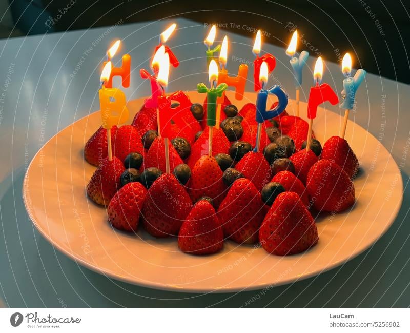 Happy Birthday - auf ein gesundes neues Lebensjahr! Geburtstag Glückwunsch Kerzen Torte Gesundheit Ehrentag älter werden Feier feiern Fest Wünsche