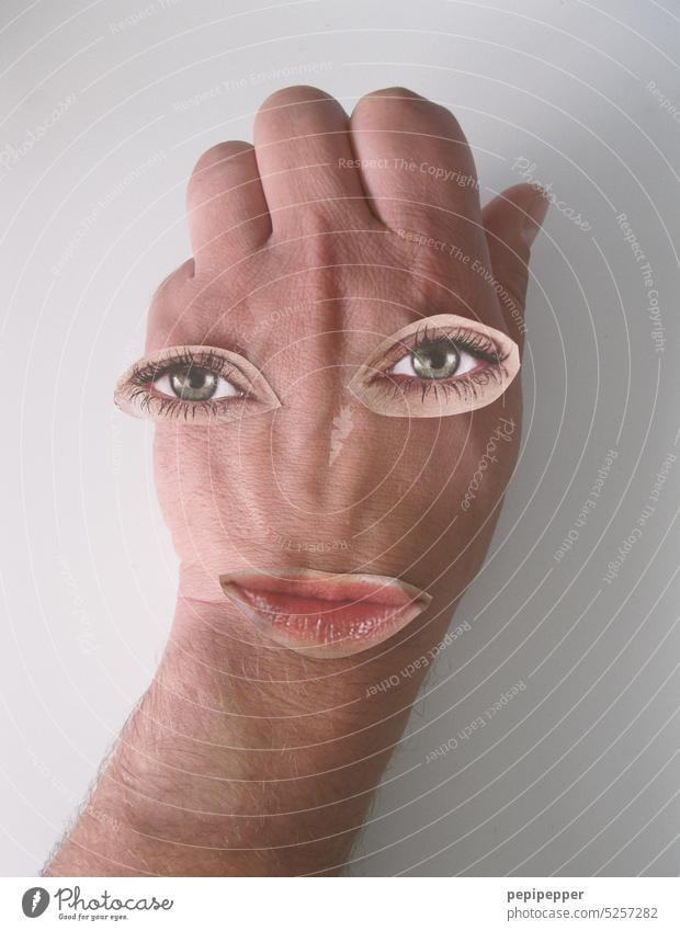 Gesicht - aus Zeitschrift ausgeschnittene Augen und Mund Experiment experimentell Blick Hand Handrücken face interessant Porträt Komik komisch verwirrend