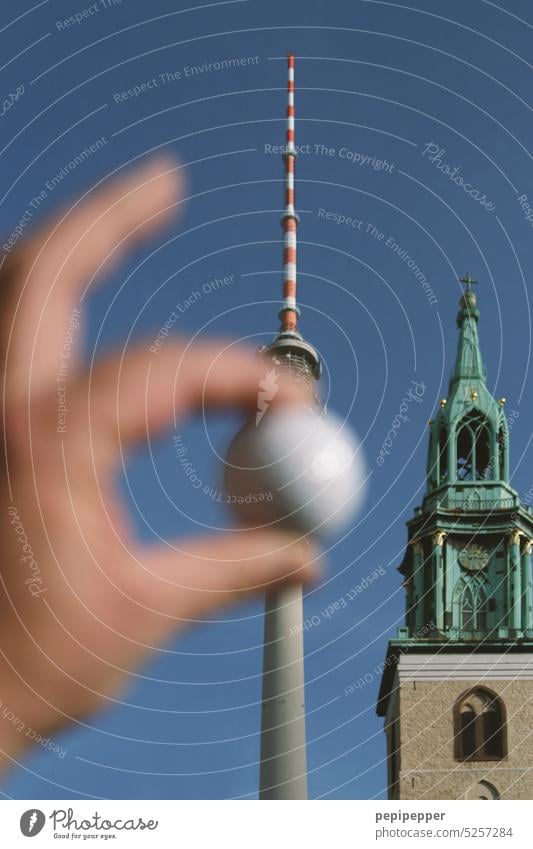 Berliner Fernsehturm Fernsehturm Berlin Alexanderplatz Alexanderturm Berlin-Mitte Ball Golfball halten haltend festhalten Hand Turm Wahrzeichen Hauptstadt