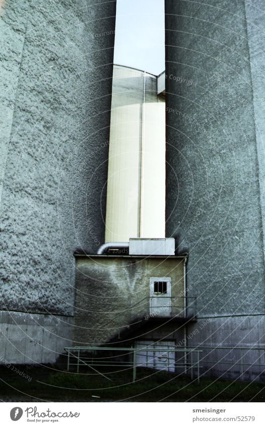 eingeengt Silo Fabrik Mauer Beton Industriefotografie Tür Leiter Geländer alt Treppe
