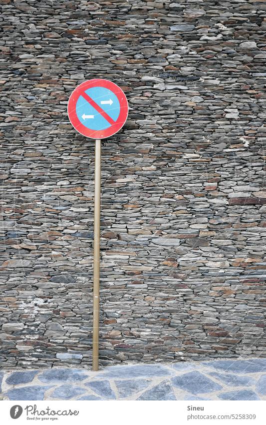 Mauer. Schild. Halten verboten. Schilder & Markierungen Verbotsschild halten verboten Steine Stadtmauer Hinweisschild Außenaufnahme Farbfoto Textfreiraum