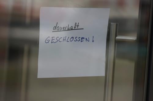 Türschild: dauerhaft Geschlossen! geschlossen insolvenz pleite geschäft laden Einzelhandel geschäftsaufgabe Servicewüste Glastür Schild Aushang