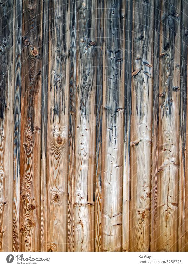Fläche vertikaler Holzbretter mit Farbverlauf als Hintergrund Bretter Planken Hintergründe Textfreiraum Textur Texturen Muster Oberfläche verwittert Maserung