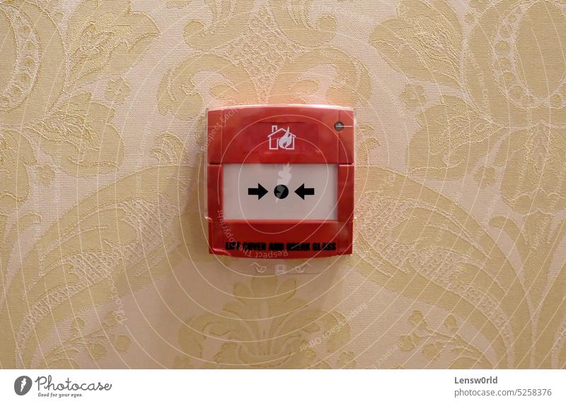 Feuermelder an einer Wand in einem Hotel Alarm wach Kasten Pause Schaltfläche Gefahr Notfall Schutz ziehen schieben rot sicher Sicherheit Zeichen Symbol System