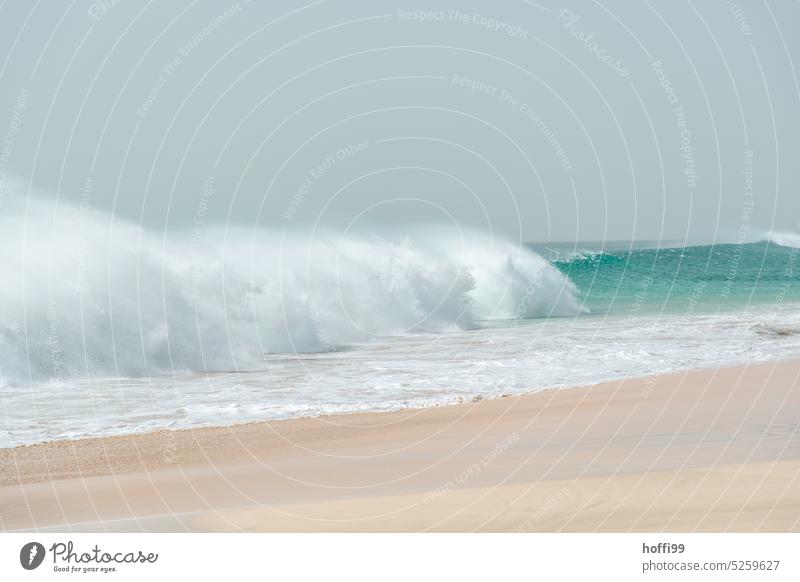 wilde Wellen am stürmischen Strand Brandung Gischt bedrohlich stark Atlantik Sturm Wasserspritzer Wasserwand gigantisch Meer Naturgewalt Wasserschwall