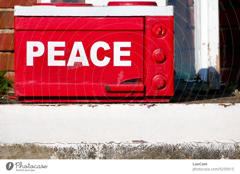 Peace - steht auf einer roten Mikrowelle Frieden Wunsch Hoffnung Friedenswunsch Solidarität Krieg Ukraine Russland Konflikt Freiheit Zeichen Gerechtigkeit