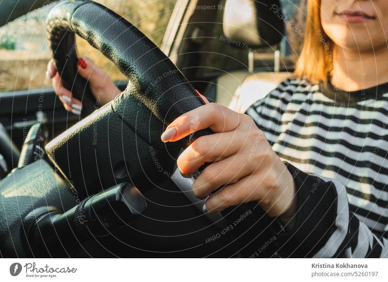 Weibliche Hände am schwarzen Lenkrad eines modernen Autos. Auto-Limousine. Frau fährt auf der Straße. PKW Fahrzeug Automobil Fahrer Erwachsener schön Mädchen