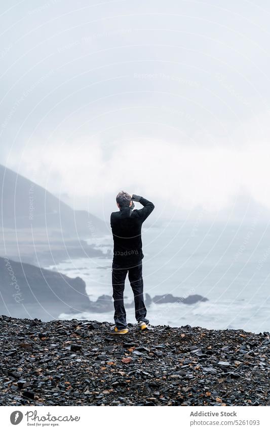 Anonymer Fotograf, der das Meer fotografiert Mann fotografieren Klippe MEER Fotoapparat Natur Hobby Fotografie Moment Island Europa Nebel reisen Abenteuer