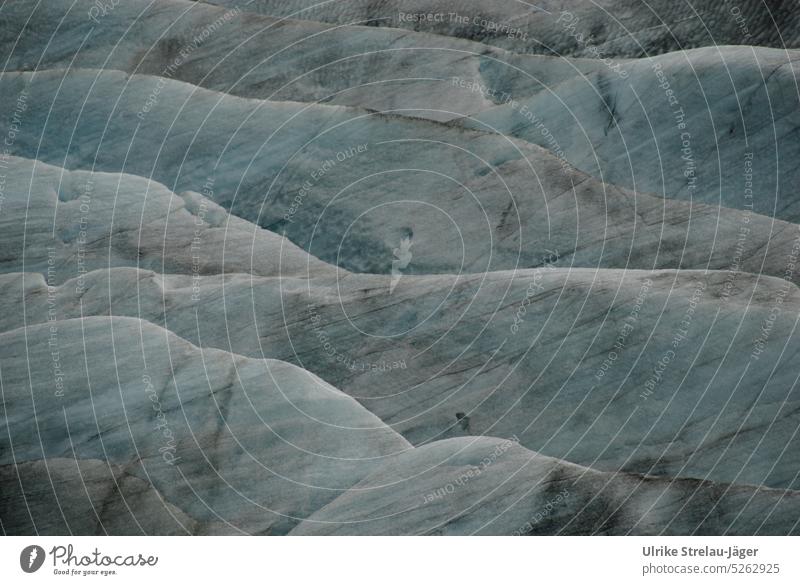 Schichten von Gletschereis mit Vulkanasche bedeckt Gletscherschmelze Eisformationen Asche kalt Frost grau weiss hellblau geschichtet Island Klima abgelagert