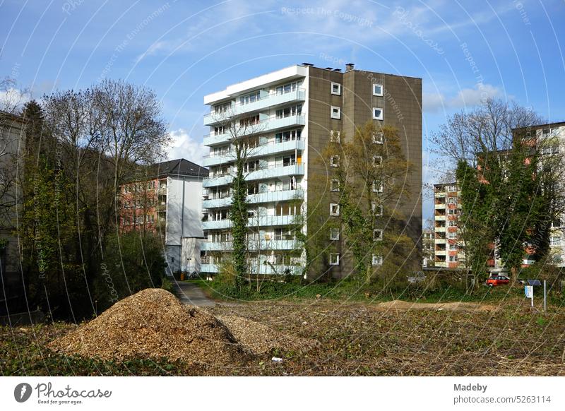 Hochhaus mit Balkons im Stil der Nachkriegszeit in einem Wohnviertel und Stadtviertel mit blauem Himmel und Sonnenschein in Wuppertal an der Wupper im Bergischen Land in Nordrhein-Westfalen