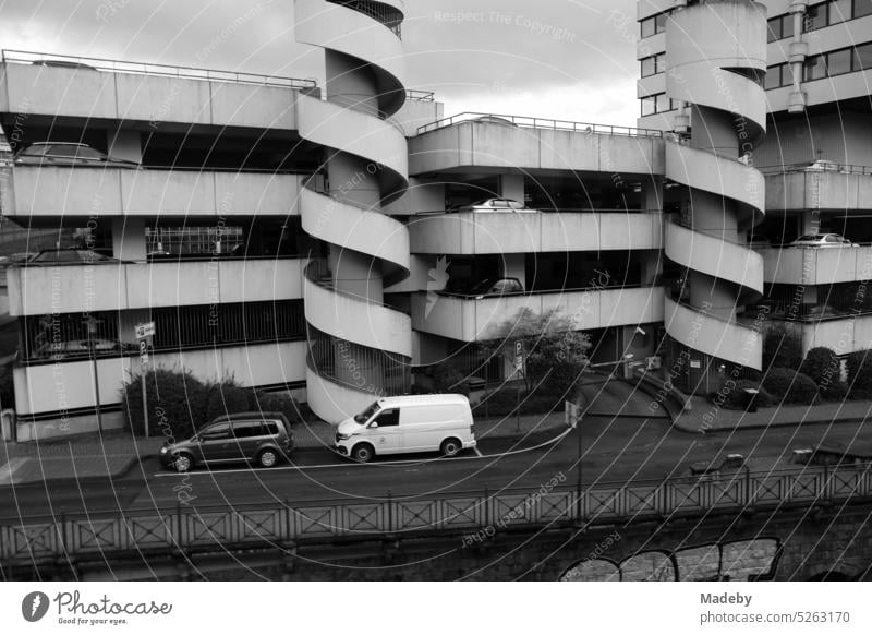 Blick aus der Wuppertaler Schwebebahn auf ein Parkhaus aus grauem Beton mit Wendeltreppe im Brutalismus der Siebzigerjahre in Wuppertal an der Wupper im Bergischen Land in Nordrhein-Westfalen